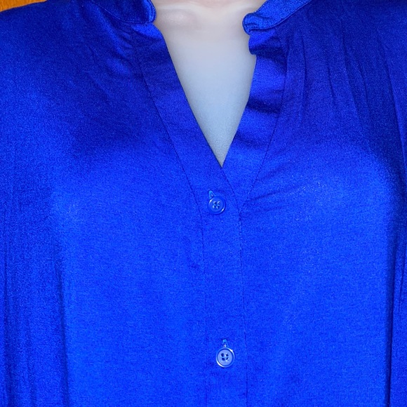 Sleeveless bright blue V neck top - Picture 2 of 6